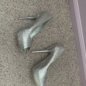 🤍SILVER GLITTER PUMPS🤍